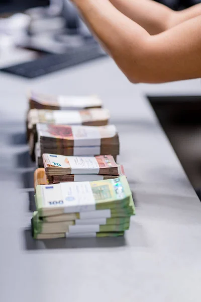 Geldzähler, der Bargeld arrangiert, nachdem es gezählt ist — Stockfoto