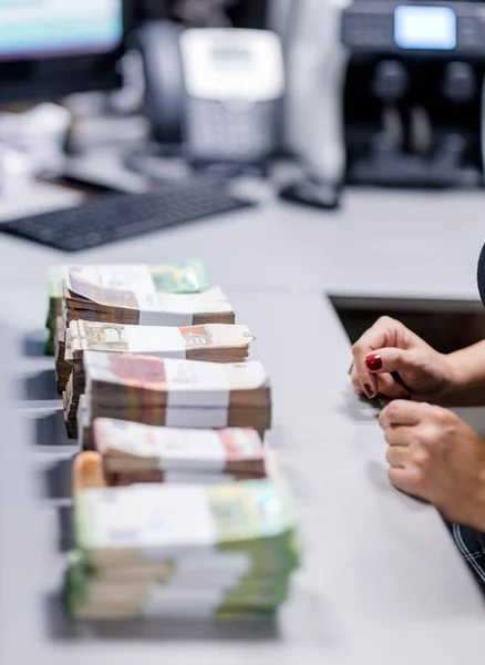 Contador clasificando el dinero contado en grupos en la pestaña de conteo — Foto de Stock