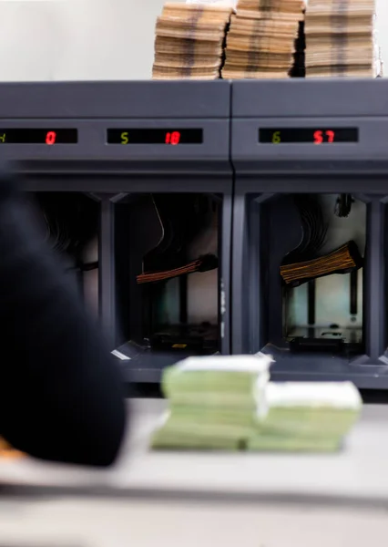Großer Automat zum Zählen von Banknoten — Stockfoto