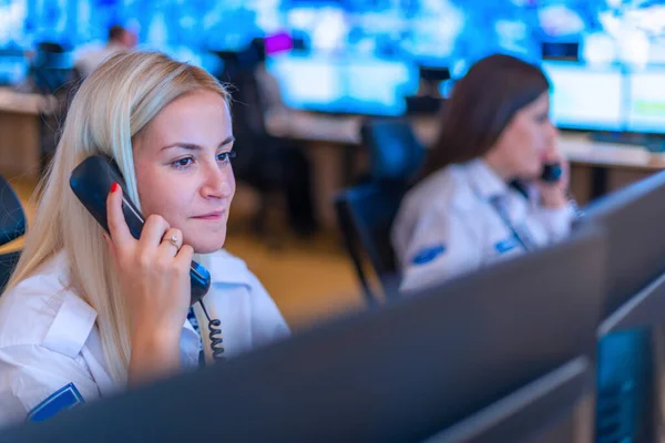 Kadın Güvenlik Operatörü Bilgisayarı Izlerken Telefonda Konuşuyor Cctv Monitörleri — Stok fotoğraf