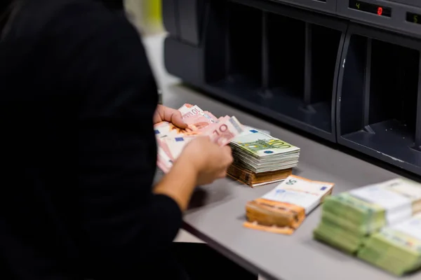 Buchhalter sortiert gezähltes Euro-Geld in Gruppen — Stockfoto