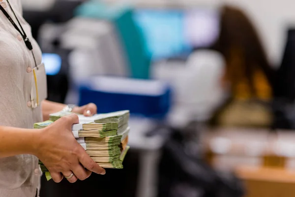 Pracownik biurowy posiadający dużą sumę banknotów euro — Zdjęcie stockowe