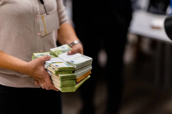 Persona financiera que clasifica los billetes en euros después de contar — Foto de Stock