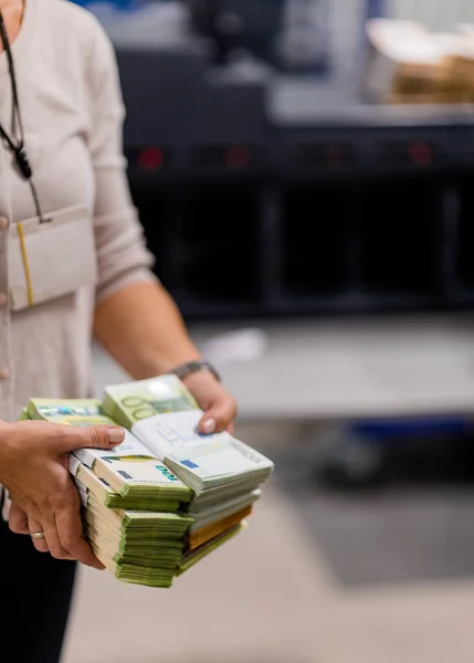 Buchhalter trug Unmengen von Euro-Geld bei sich — Stockfoto