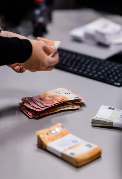 Trabalhador de escritório que organiza pacotes de euros em numerário — Fotografia de Stock