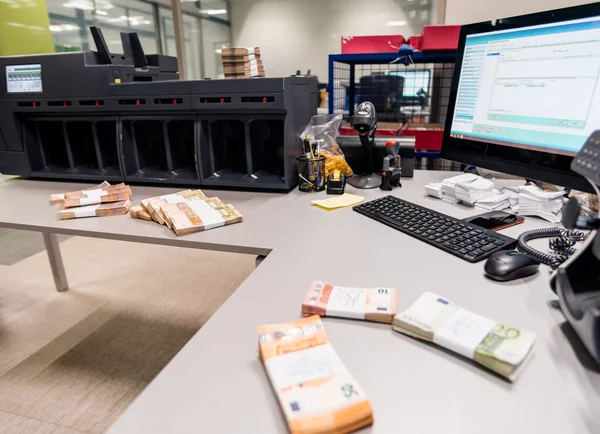Sayım masasında bir tomar Euro nakit para var. — Stok fotoğraf