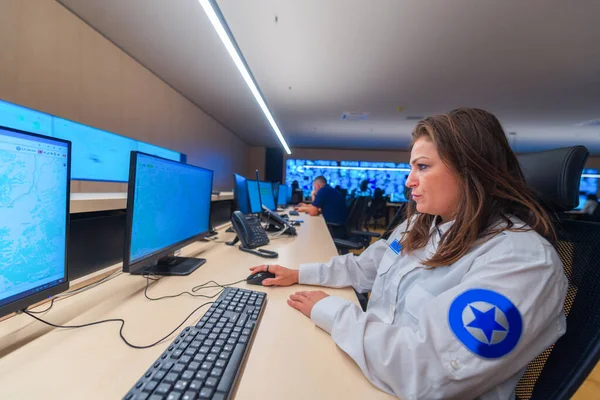 Vrouwelijke Beveiligingsmedewerker Werkzaam Een Kantoor Voor Controle Van Beveiligingsgegevens — Stockfoto