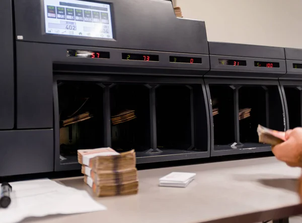 Bir sayma makinesi tarafından sayılan çeşitli banknotlar — Stok fotoğraf