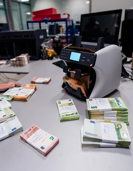 Varios tipos de billetes en euros en un mostrador de oficina —  Fotos de Stock