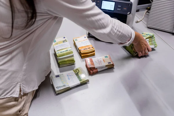 Contador de dinero que organiza el euro €efectivo después de que se cuenta — Foto de Stock
