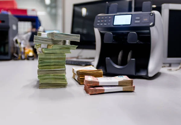 Stacks of euro € banknotes in front of electronic counting mac — Stock Photo, Image