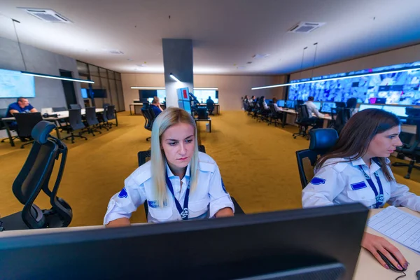 Operadora Segurança Feminina Trabalhando Uma Sala Controle Dados Segurança Escritórios — Fotografia de Stock