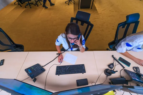 Bird Eye Perspectief Van Een Vrouwelijke Operator Aan Telefoon — Stockfoto