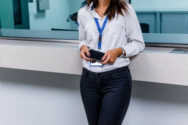 Beveiligingsagent met een smartphone bij de infobalie — Stockfoto