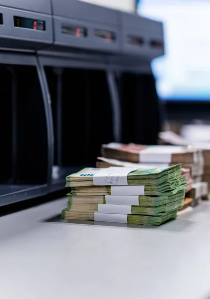 Elektronik sayma makinesinin önünde yığınla euro banknotları — Stok fotoğraf
