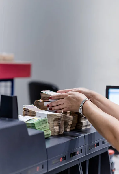 Contando personas organizando paquetes de dinero — Foto de Stock