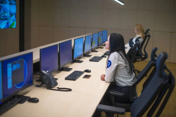 Guardia Seguridad Vigilando Las Modernas Cámaras Cctv Una Sala Vigilancia —  Fotos de Stock