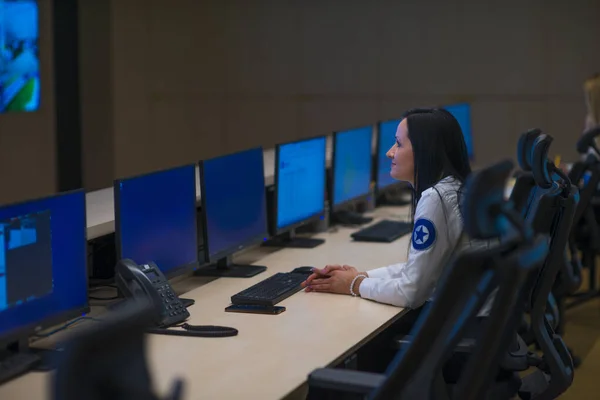 Sicherheitsfrau Sitzt Und Überwacht Moderne Cctv Kameras Einem Überwachungsraum — Stockfoto