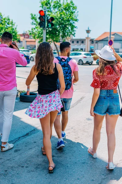 Dört turist (kaşifler) bir Akdeniz kentinde yürüyüş yapıyor — Stok fotoğraf