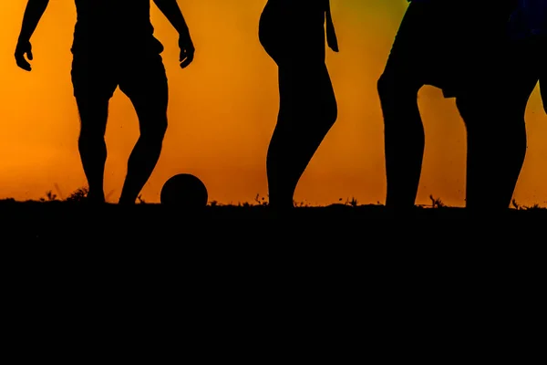 Groupe de personnes silhouette sur la plage avec le ballon — Photo