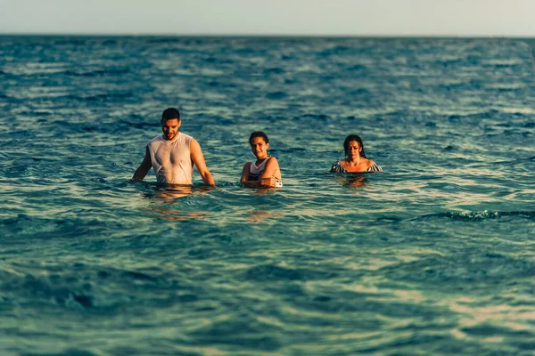 Groep mensen ontspannen in het meer op zomer vakantie — Stockfoto