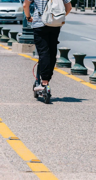 Городской житель едет на электронном скутере в центре городского траффика — стоковое фото