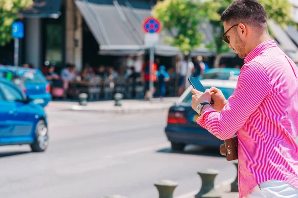 Elegante turista chiama un ascensore sul suo smartphone . — Foto Stock