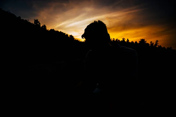 Homme assis seul sur le banc du parc ; silhouette de repos — Photo