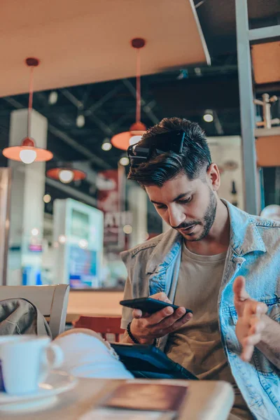 Homem no aeroporto cafetaria beber café — Fotografia de Stock