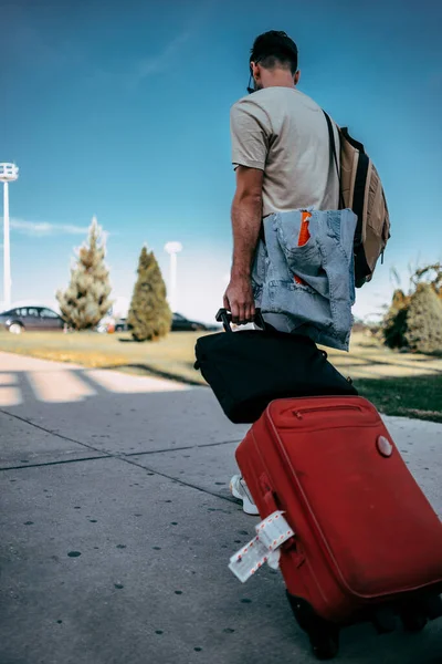 Portrait of a happy traveler waiting at airport station while pu — Stok Foto