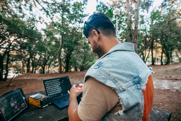 Experienced male freelancer connecting to wireless via net-book — Stock Photo, Image