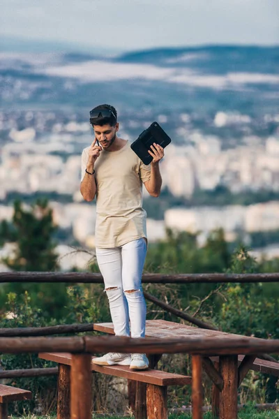 Első nézet koncentrált töprengő ember megtalálja a módját, hogy megoldja a p — Stock Fotó