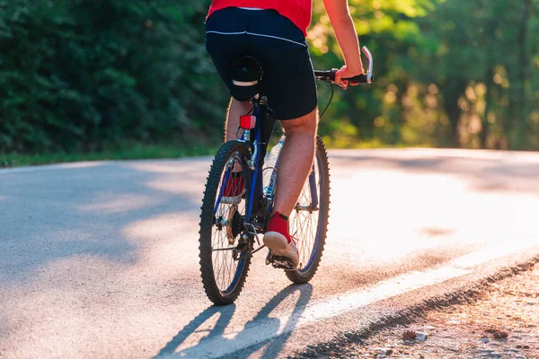 Ciclist Călărind cu bicicleta prin pădure la apusul soarelui la Sunse — Fotografie, imagine de stoc