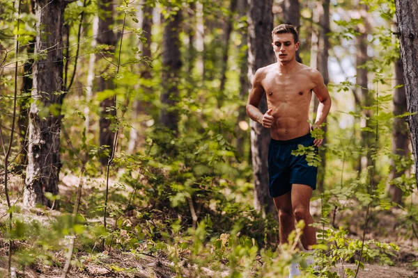 短跑运动员 男子跑步训练在山径上慢跑 — 图库照片