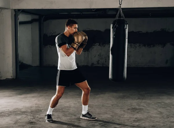 Jovem Musculoso Luvas Boxe Shorts Mostra Diferentes Movimentos Golpes Fundo — Fotografia de Stock