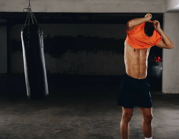 Belo Jovem Desportista Muda Roupa Depois Treinar Boxe — Fotografia de Stock