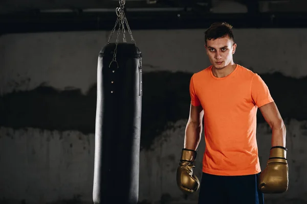 Musculoso Joven Guantes Boxeo Pantalones Cortos Muestra Los Diferentes Movimientos — Foto de Stock