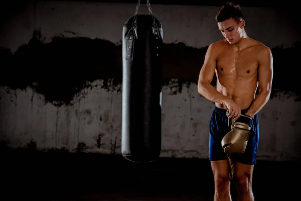 Muskulöser Kämpfer Der Ein Paar Schläge Mit Boxsack Boxhandschuhen Übt — Stockfoto