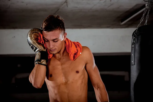 Tomando Tiempo Para Descansar Joven Atleta Cansado Ropa Deportiva Tomando —  Fotos de Stock