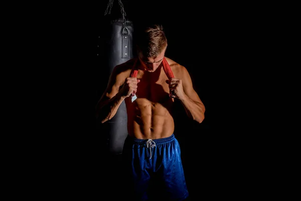 Homem Muscular Com Toalha Fazendo Pausa Exercício — Fotografia de Stock