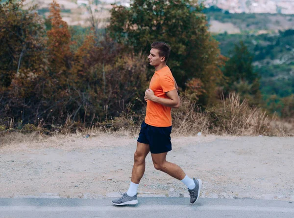 Sport Running Man Mannelijke Loper Training Buiten Sprinten Berg Weg — Stockfoto