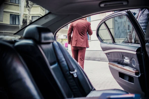 Empresário Terno Lado Fora Seu Carro Luxo Falando Celular — Fotografia de Stock