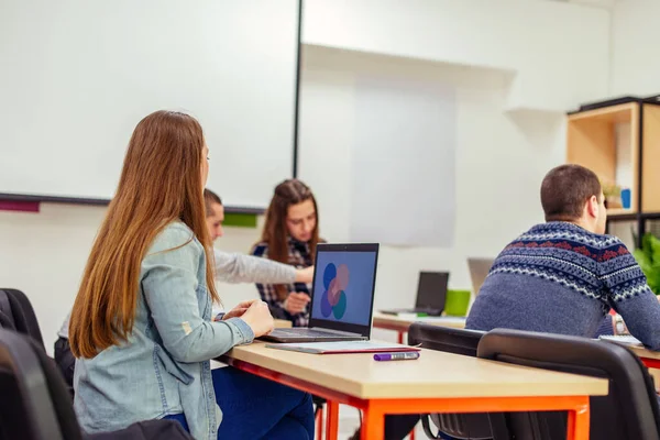 Groep Studenten Zit School Studeren Kijken Naar Professor — Stockfoto