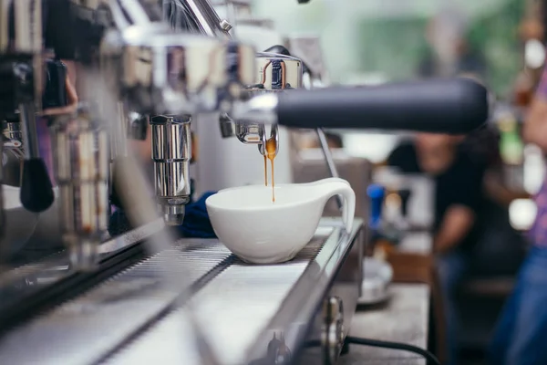 Espresso häller från bottenlös portafilte — Stockfoto