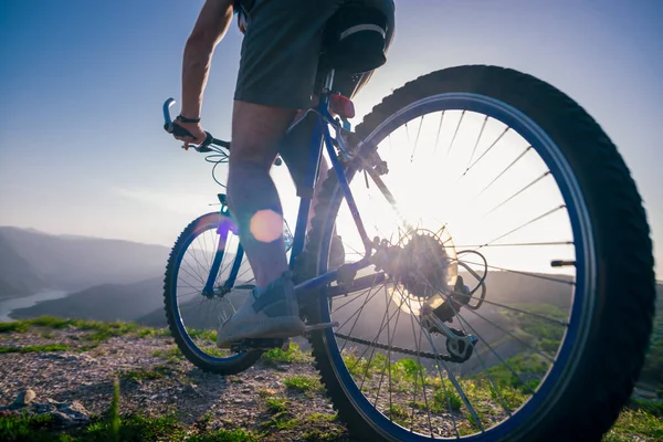 Close-up foto van een mountainbiker rijden zijn fiets (fiets) — Stockfoto