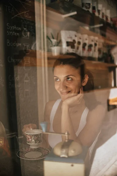 美しい女の子はレストランで芳香族コーヒーを飲みます — ストック写真
