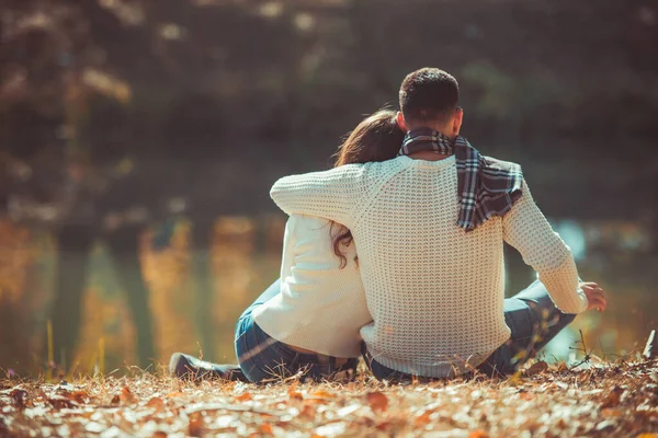 Romantisches Paar Sitzt Fluss Park Und Verbringt Schöne Zeit Miteinander — Stockfoto
