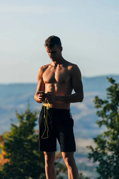 Fitness man training cardiotraining en voorbereiding op hardlopen buiten — Stockfoto