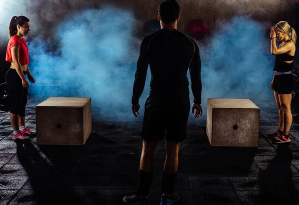 Přizpůsobit lidi dělat skákací box v crossfit tělocvičně — Stock fotografie