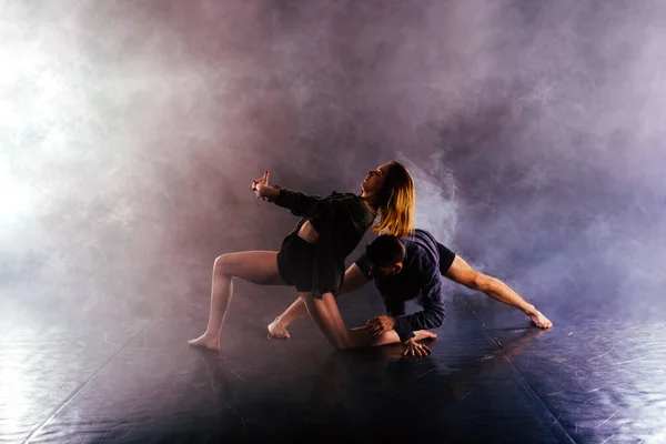 Moderna coppia di danza torcendo le gambe e lening vicino alla — Foto Stock